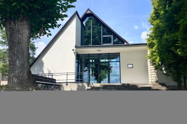 Vynovený dom smútku a chodník na cintoríne