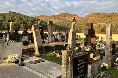 ÚPRAVA CINTORÍNA PRED PAMIATKOU ZOSNULÝCH